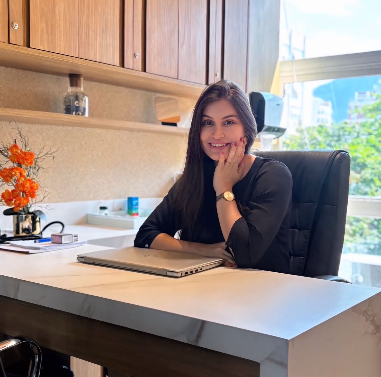 Dra. Bianca Castro em seu consultório